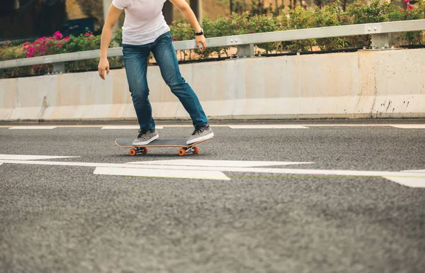 Oříznout Obrázek Skateboardista Sakteboarding Dálnici — Stock fotografie