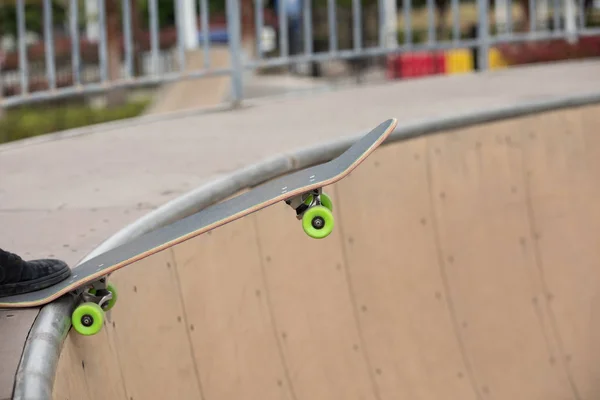 Skatepark 斜坡上 Kateboarder 练习的裁剪图像 — 图库照片