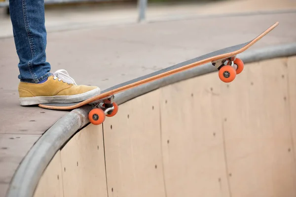 Imagen Recortada Kateboarder Practicando Rampa Skatepark —  Fotos de Stock