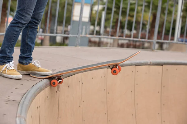 Kaykaycı Sakteboarding Skatepark Rampa Üzerinde — Stok fotoğraf