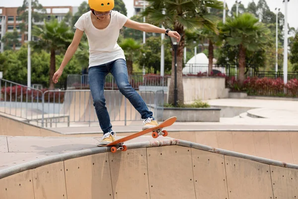 Image Kateboarder Pratiquant Sur Rampe Skatepark — Photo