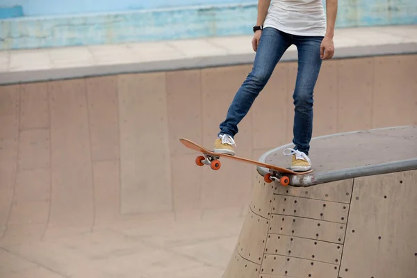 Imagen Recortada Kateboarder Practicando Rampa Skatepark — Foto de Stock