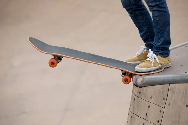 Oříznout Obrázek Kateboarder Cvičení Rampě Skatepark — Stock fotografie