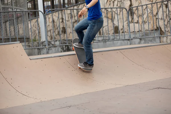 Skatepark 坡道上的年轻女子滑板 — 图库照片