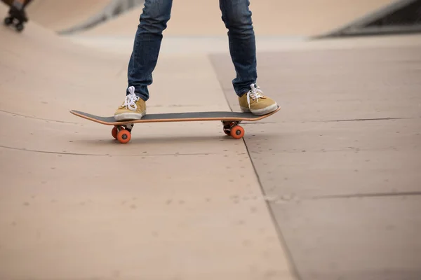 스케이트 Sakteboarding Skatepark 램프에 — 스톡 사진