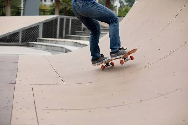 Skateboarder Sakteboarding Sulla Rampa Skatepark — Foto Stock