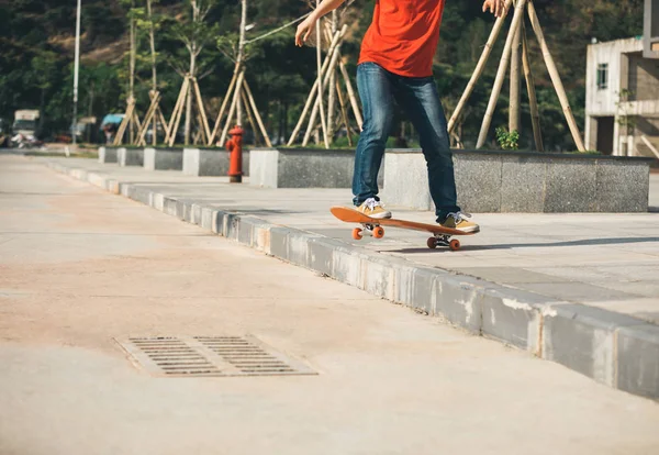 Skateboarder Fährt Skateboard Die Treppe Hinunter — Stockfoto