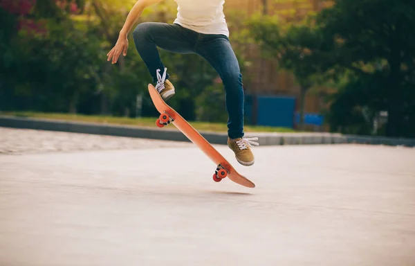 Immagine Ritagliata Skateboarder Skateboard Sul Parcheggio — Foto Stock