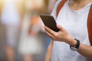 Genç kadın ile modern şehir içinde smartphone