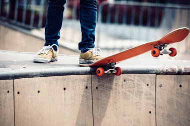 Kaykaycı sakteboarding skatepark rampa üzerinde görüntü kırpılmış