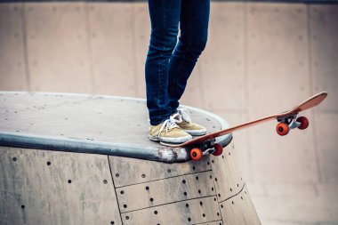 Kaykaycı sakteboarding skatepark rampa üzerinde görüntü kırpılmış