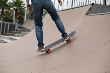 Kaykaycı sakteboarding skatepark rampa üzerinde görüntü kırpılmış