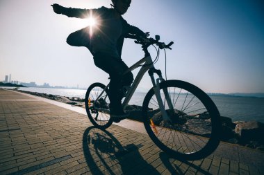 siluet bisikletçi binicilik bisiklet gündoğumu sahil yolu
