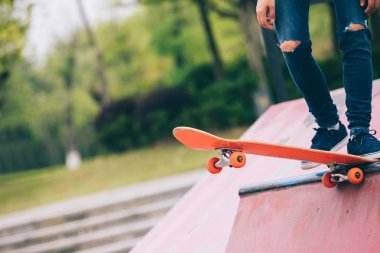 Kaykaycı sakteboarding skatepark rampa üzerinde görüntü kırpılmış