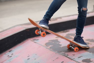 Kaykaycı sakteboarding skatepark rampa üzerinde görüntü kırpılmış