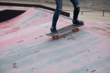 Kaykaycı sakteboarding skatepark rampa üzerinde görüntü kırpılmış