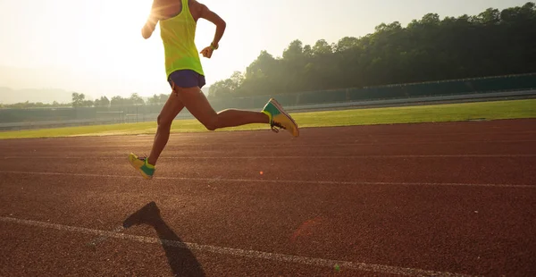 Fitnesssportlerin Läuft Auf Sonnenaufgangspfad — Stockfoto