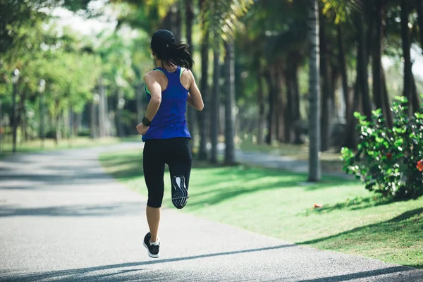 Jonge Fitness Vrouw Draait Het Bospad — Stockfoto