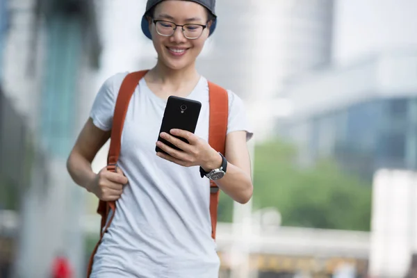 Ung Kvinna Promenader Med Smartphone Modern Stad — Stockfoto