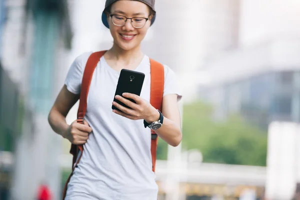 Ung Kvinna Promenader Med Smartphone Modern Stad — Stockfoto