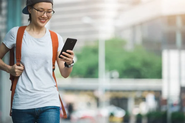 Giovane Donna Che Cammina Con Smartphone Nella Città Moderna — Foto Stock