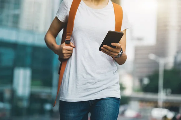 Ung Kvinna Promenader Med Smartphone Modern Stad — Stockfoto