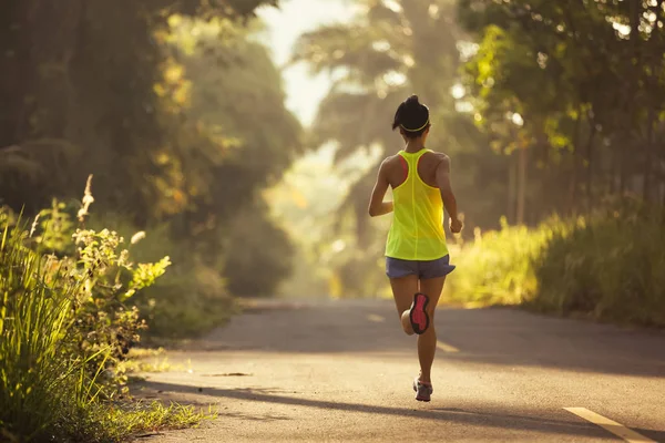 Joven Mujer Fitness Corriendo Por Sendero Del Bosque —  Fotos de Stock