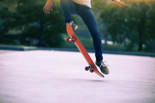 Skateboardista Skateboarding Parkovišti — Stock fotografie