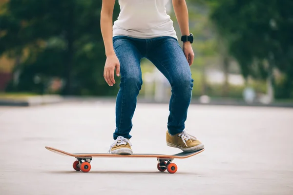 Skateboarder Skateboardet Auf Parkplatz — Stockfoto