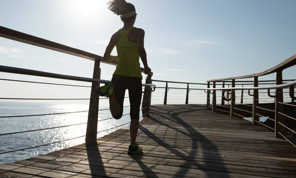 Corredor Femenino Deportivo Corriendo Paseo Marítimo Durante Amanecer —  Fotos de Stock