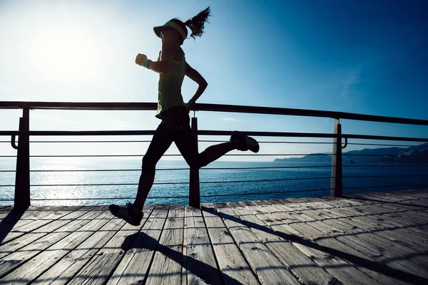 Sportowym Biegacz Kobiece Nadmorską Promenadą Podczas Sunrise — Zdjęcie stockowe