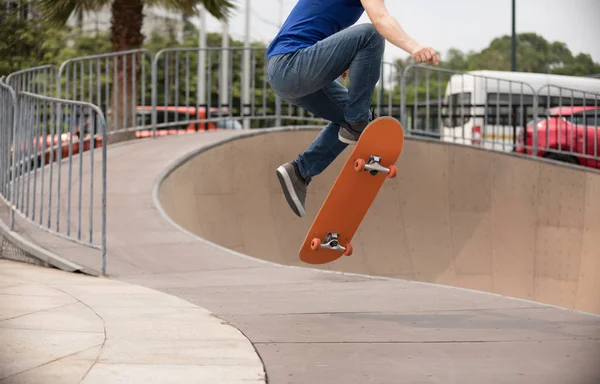 Skatepark 斜坡上滑板 Sakteboarding 的裁剪图像 — 图库照片