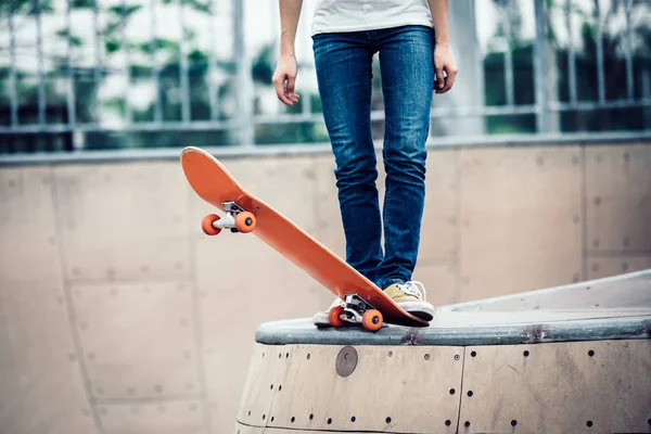 Image Recadrée Skateboarder Sakteboard Sur Rampe Skatepark — Photo