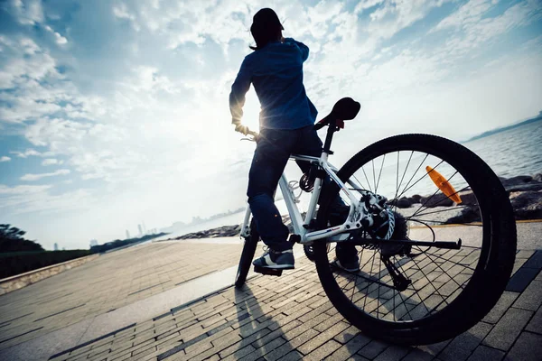 Cyklista Při Pohledu Krásnou Krajinu Vstoje Kolo Pobřeží Sunrise — Stock fotografie