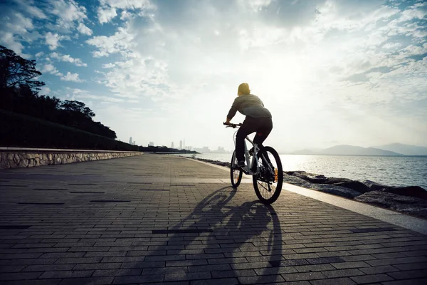 Pengendara Sepeda Mengendarai Sepeda Jalur Pantai Matahari Terbit — Stok Foto