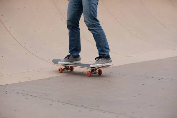 Immagine Ritagliata Skateboarder Sakteboarding Sulla Rampa Skatepark — Foto Stock