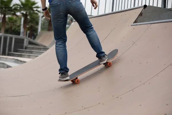 スケートパーク ランプのスケートボーダーの Sakteboarding の画像をトリミング — ストック写真