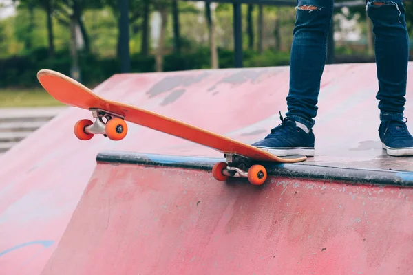 Geschnittenes Bild Von Skateboarder Sakteboarding Auf Skatepark Rampe — Stockfoto