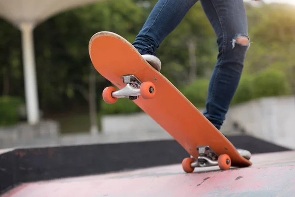 Cropped Image Skateboarder Sakteboarding Skatepark Ramp — Stock Photo, Image