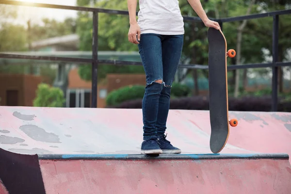 Geschnittenes Bild Von Skateboarder Sakteboarding Auf Skatepark Rampe — Stockfoto
