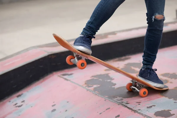 Skatepark 斜坡上滑板 Sakteboarding 的裁剪图像 — 图库照片