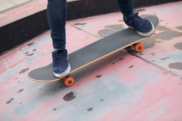 Imagem Recortada Skate Sakteboarding Rampa Skatepark — Fotografia de Stock