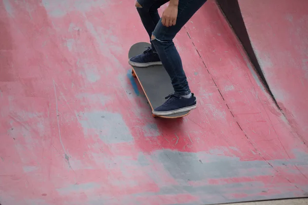 Περικομμένη Εικόνα Του Skateboarder Sakteboarding Στη Ράμπα Skatepark — Φωτογραφία Αρχείου