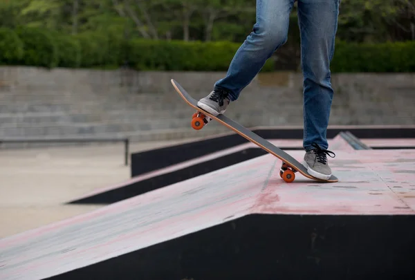 Skatepark 斜坡上滑板 Sakteboarding 的裁剪图像 — 图库照片