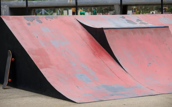 Leere Skatepark Rampe Der Stadt Bei Sonnenuntergang — Stockfoto