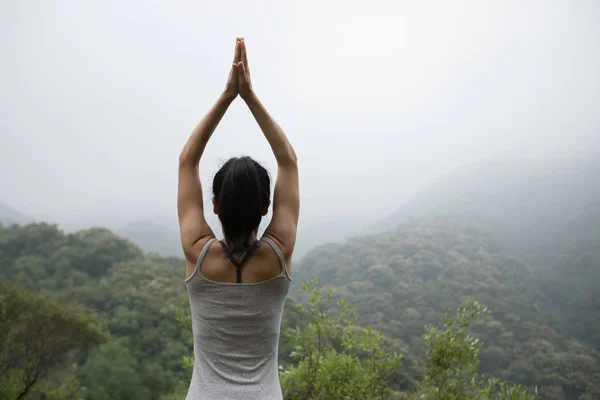 Mujer Practicando Yoga Cima Montaña Primavera Niebla — Foto de Stock