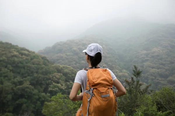 Backpacker Kobieta Piękny Widok Dolinę Góry Rano — Zdjęcie stockowe