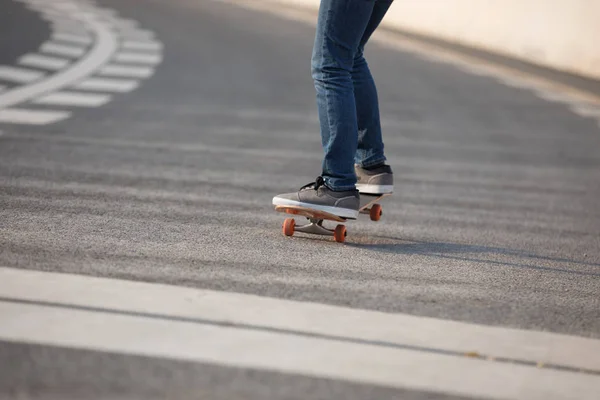Skateboarder Skateboardet Auf Stadtautobahn — Stockfoto