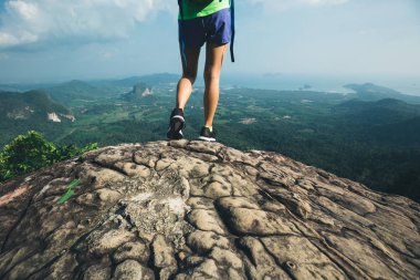 başarılı kadın dağ tepe uçurumun kenarında duran uzun yürüyüşe çıkan kimse
