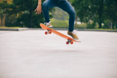 Kaykaycı sakteboarding otopark üzerinde görüntü kırpılmış